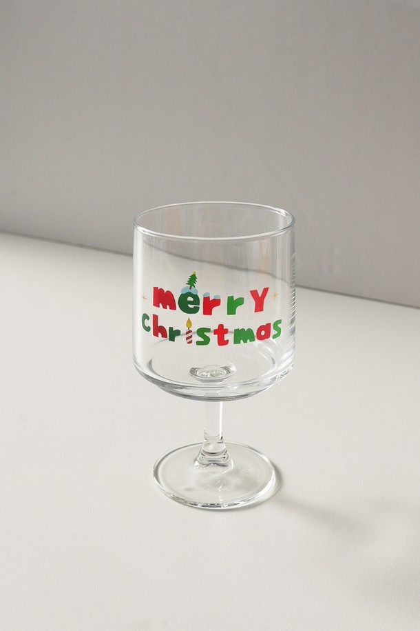 비크릴라(Bikrella) 크리스마스 고블렛 2P 세트는 홈파티나 음료를 즐기기에 적합한 200ml 용량의 와인잔/고블렛입니다. 크리스마스 캐릭터 패턴 무늬가 돋보이며, 유리 소재로 제작되었습니다. 림 부분의 줄곡이나 돌출, 기포 현상, 내부 바닥 기울기가 있을 수 있으며, 국제 표준 용량 및 규격 인증을 받았습니다. 와인, 맥주, 음료 등 다양한 음료를 담아 사용할 수 있으며, 본박스와 에어캡으로 포장되어 있습니다. 공장 소독 과정으로 인한 뿌연 현상이나 용량 편차가 있을 수 있습니다.
