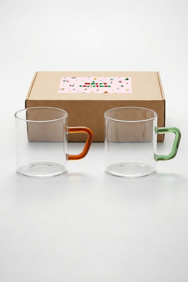 비젼글래스 크리스마스 에디션 컬러 머그컵 S 190ml 선물세트(2P)는 투명한 유리 소재로 제작되어 내용물을 시각적으로 확인할 수 있는 머그컵 세트입니다. 전자레인지, 식기세척기, 냉동고 사용이 가능하여 실용적이며, 350도의 높은 내열 온도와 -40도의 내냉 온도를 견딜 수 있습니다. 가볍고 투명도가 높은 내열 유리로 제작되어 음료용으로 적합하며, 190ml 용량의 머그컵 2개가 한 세트로 구성되어 있습니다. 제조 과정상 기포, 스크래치, 검은 점이 있을 수 있으며, 급격한 온도 변화에는 주의해야 합니다. 가스레인지에서는 직접 가열할 수 없습니다.
