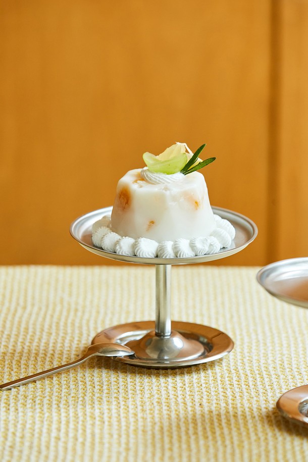 [모타] 모던 원형 코스터11은 심플하고 모던한 디자인의 스테인리스 스틸 코스터입니다. 실버 컬러의 무지 패턴으로, 어떤 컵이나 소품에도 잘 어울립니다. 컵받침, 와인병받침, 앞접시, 소품받침 등 다목적으로 활용 가능하며, 컵 흔적 방지 기능으로 실용성을 더했습니다. 위생적이고 내구성이 뛰어나 오랫동안 사용할 수 있으며, 테이블웨어 액세서리로 고급스러운 분위기를 연출합니다.
