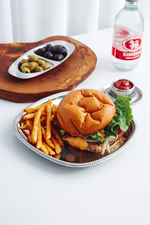 [모타] 산마르코 클래식 사각 접시 21은 에폭시 소재에 실버 색상으로 마감된 식기입니다. 클래식한 디자인과 테두리 장식이 특징이며, 무지 패턴으로 깔끔함을 더했습니다. 21cm 크기의 사각 형태는 다양한 음식을 담기에 적합합니다. 식기세척기 사용이 가능하여 편리하게 관리할 수 있습니다. 주방에 고급스러움을 더하는 산마르코 클래식 사각 접시 21을 만나보세요.
