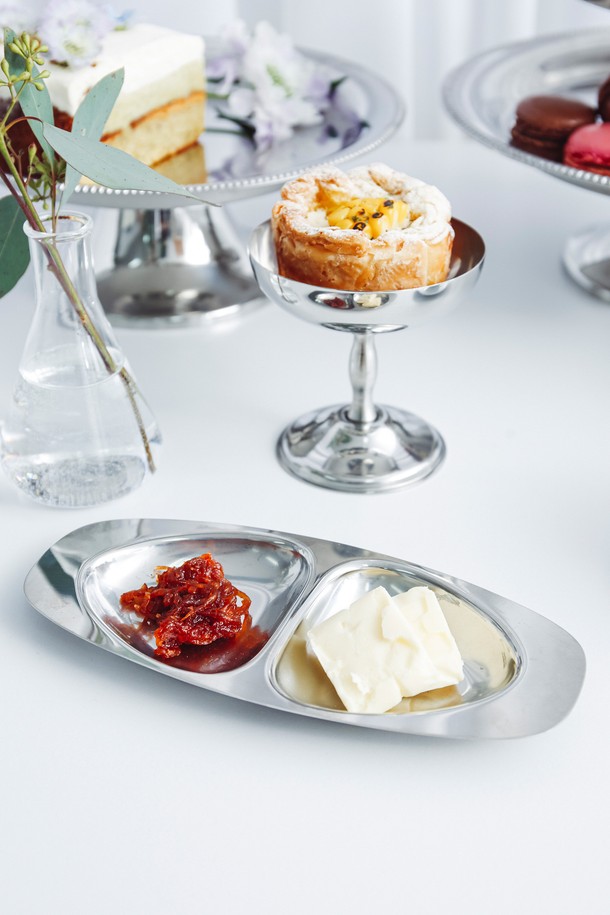 **[모타] 더블 스몰 디쉬**는 위생적이고 내구성이 뛰어난 스테인리스스틸 소재의 실버 색상 디쉬입니다. 2단 분할, 광택 마감, 심플한 디자인의 직사각형 형태로, 올리브, 견과류, 버터, 잼, 스낵 등을 고급스럽게 서빙할 수 있습니다. 분리 수납 및 코스터 활용이 가능하여 실용성을 더한 스몰 사이즈 디쉬입니다.
