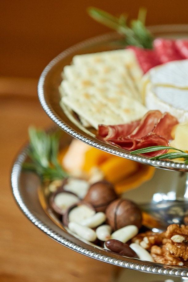 [모타] 케이크 스탠드 24는 고급스러운 외관과 엣지 디테일이 돋보이는 케이크 스탠드입니다. 스테인리스스틸 소재로 제작되어 내구성이 뛰어나며, 디저트 테이블이나 케이크 디스플레이 용도로 활용할 수 있습니다. 다용도로 활용 가능하여 테이블웨어와 함께 세련된 연출을 돕습니다. 다양한 디저트를 돋보이게 해주는 실용적인 아이템입니다.
