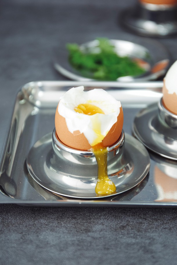 [모타] 모던 에그컵 / 에그스탠드는 고급 스테인리스 스틸 소재로 제작되어 내구성이 뛰어나고 관리가 용이합니다. 미니멀하고 모던한 디자인으로 어떤 식기에도 잘 어울리며, 식사용 또는 장식용으로 활용 가능합니다. 계란 받침뿐만 아니라 소스 홀더, 코스터 등으로 다용도로 사용할 수 있어 실용적입니다. 매끄러운 스테인리스 스틸 마감과 45mm의 아담한 사이즈로 세련된 식탁 연출을 돕습니다. 일상에서의 사용은 물론, 특별한 날의 식사에도 잘 어울리는 [모타] 모던 에그컵 / 에그스탠드입니다.
