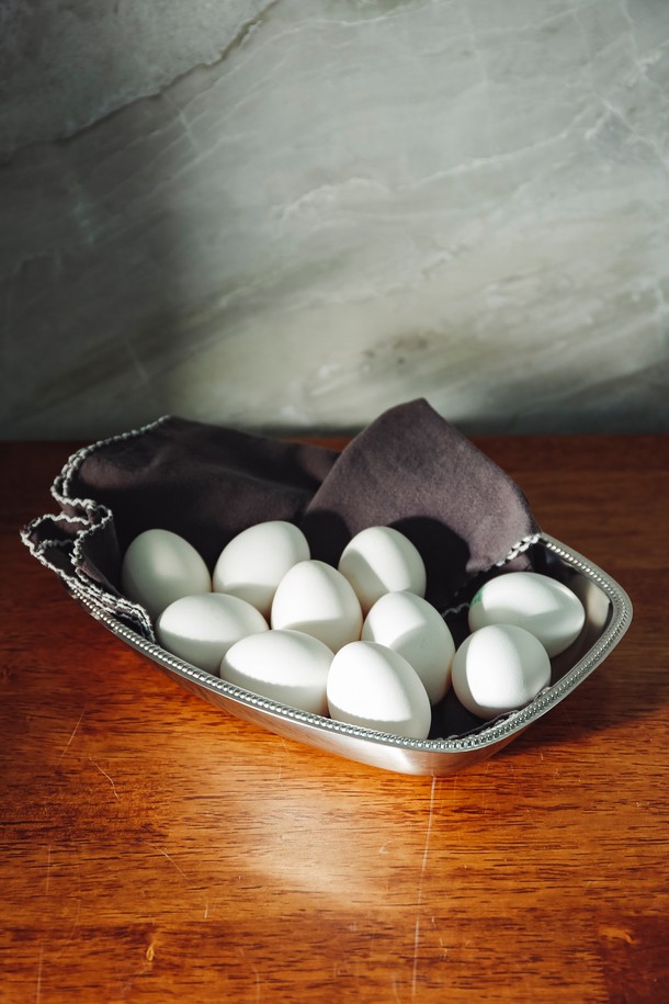 [모타] 산마르코 사각 바스켓 27은 스테인리스 스틸 (INOX 18/10) 소재로 제작되어 내구성과 위생성을 갖춘 제품입니다. 270mm 크기의 사각형 디자인은 광택 마감과 세련된 스타일을 더해 우아한 분위기를 연출합니다. 과일, 빵, 샐러드 등을 담거나, 일상용품 보관 및 테이블 데코레이션 용도로 활용 가능합니다. 18% 크롬과 10% 니켈을 함유했으며, 유리 또는 도자기와의 매칭이 용이합니다. 제조 과정상 미세한 스크래치가 있을 수 있습니다.
