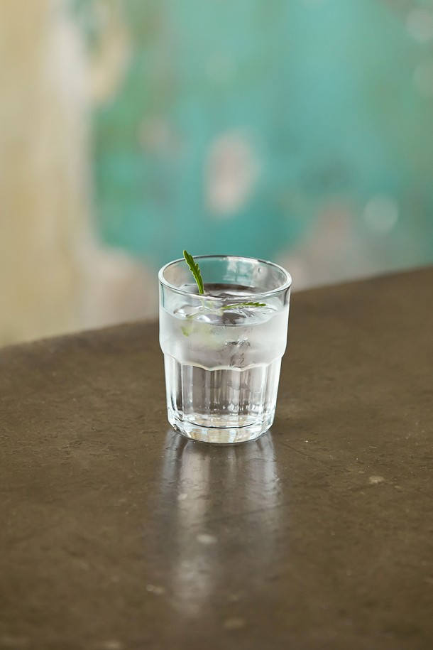 [비크릴라] 스태커블 강화유리컵 NERVION 200ml는 일상에서 음료를 즐기기 좋은 유리컵입니다. 강화유리 소재로 제작되어 일반 유리보다 5배 강하며, 135도의 온도차를 견딜 수 있어 전자레인지와 식기세척기 사용이 가능합니다. 세련된 바디라인과 컴팩트한 사이즈, 스태커블 디자인으로 공간 활용도를 높였으며, 200ml 용량으로 물컵 등 다양한 용도로 활용할 수 있습니다.
