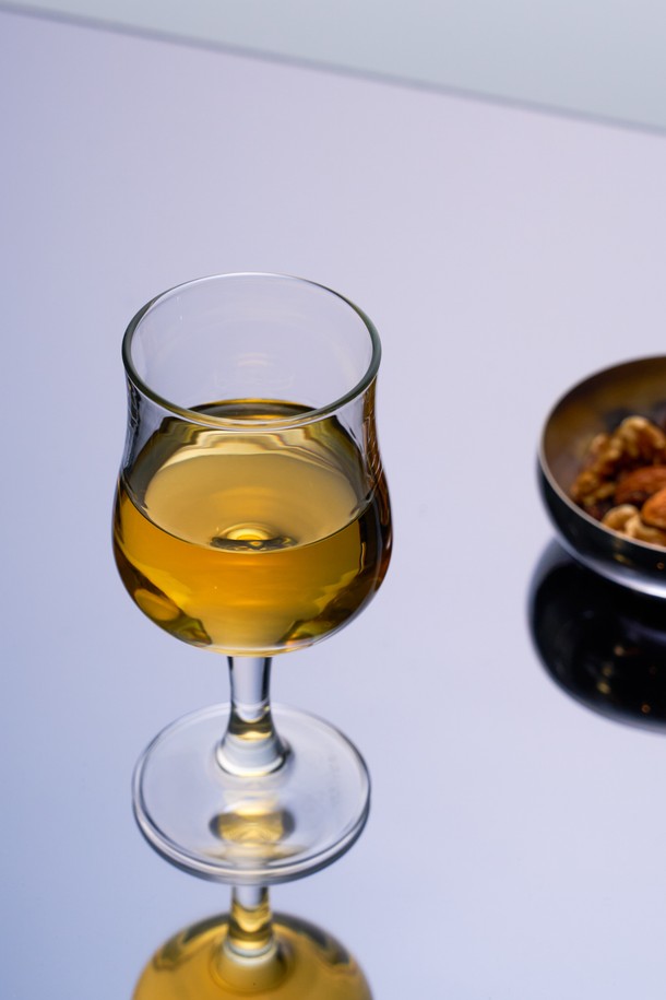 [비크릴라] 강화유리 와인잔 브레발 160ml는 와인, 위스키, 음료 등을 즐기기에 적합한 160ml 용량의 투명 와인잔입니다. 일반 유리보다 5배 강화된 강화유리 소재로 제작되어 내구성이 뛰어나며, 135℃ 온도차를 견디는 내열성을 갖춰 전자레인지와 식기세척기에서도 안심하고 사용할 수 있습니다. 하이볼 디자인과 곡선형 디자인으로 세련된 멋을 더하며, 경량화된 설계로 사용 편의성을 높였습니다.