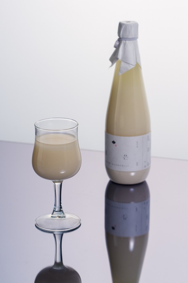 [비크릴라] 강화유리 와인잔 BREVAL 230ml는 일반 유리보다 5배 강화된 강화유리로 제작되어 내구성이 뛰어나며, 135도의 온도차를 견디는 내열성을 갖췄습니다. 곡선형 바디와 하단부 넓은 디자인, 고블렛 스타일로 와인, 위스키, 온음료, 냉음료 등 다양한 음료를 즐기기에 적합합니다. 전자레인지, 식기세척기 사용 및 적층 보관이 가능하며, 파손 시 작은 조각으로 분리되어 안전합니다.
