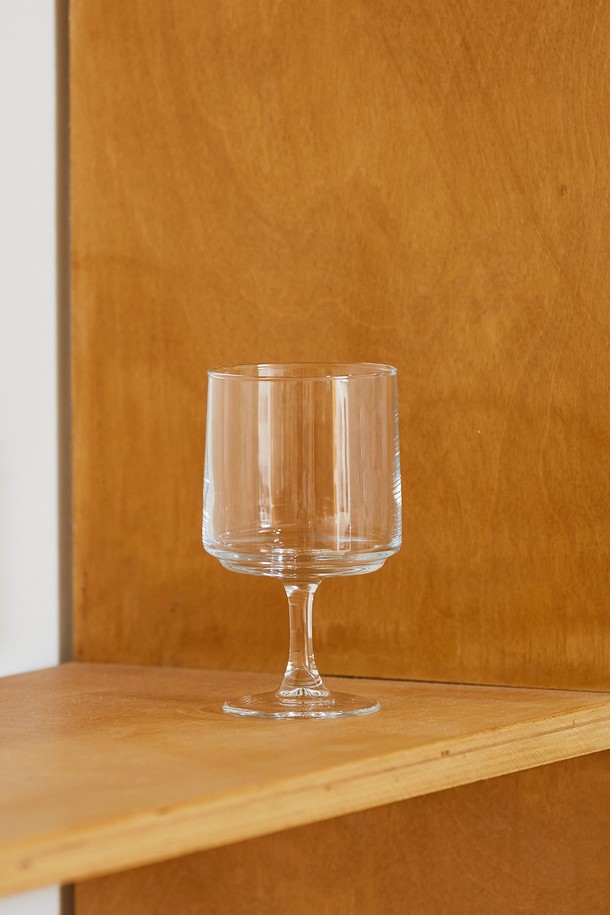 [비크릴라] 강화유리 고블렛잔 ROCA 200ml는 음료, 주류, 카페, 일상에서 다용도로 사용할 수 있는 심플한 디자인의 투명 고블렛잔입니다. 강화유리 소재로 제작되어 일반 유리보다 5배 강한 내구성을 자랑하며, 스태킹이 가능하여 공간 활용도가 뛰어납니다. 림 부분의 줄곡, 기포 및 주름 현상, 내부 바닥의 기울기 등, 제품 특이사항이 있을 수 있습니다. 200ml 용량으로, 심플한 스타일을 선호하는 분들께 적합한 제품입니다.
