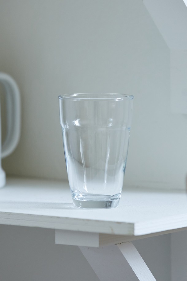 [비크릴라] 스태커블 강화유리컵 EVORA (에보라) 270ml는 270ml 용량의 강화유리컵입니다. 스태커블 디자인으로 겹쳐 쌓아 보관이 용이하며, 국제표준 용량으로 실용성을 더했습니다. 전문 소독 처리를 거쳤으며, 급격한 온도 변화에 주의하여 사용해야 합니다. 제품 생산 과정에서 림 부분의 줄곡/돌출, 내/외부 기포 및 주름, 스크래치, 내부 바닥 기울기 등과 같은 현상이 발생할 수 있습니다. 새 제품의 뿌연 현상은 소독 과정에서 발생하는 정상적인 현상입니다.
