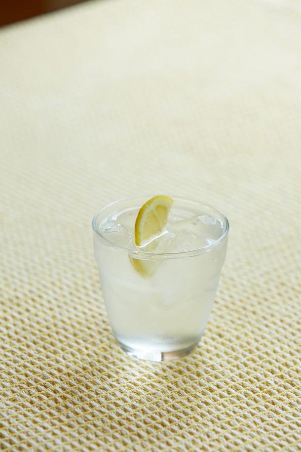 [비크릴라] EVORA (에보라) 230ml 스태커블 강화유리컵은 심플하고 베이직한 디자인으로 제작되어 일상생활에서 음료를 즐기기에 적합합니다. 튼튼한 강화유리 소재로 제작되어 내구성이 뛰어나며, 깨끗하고 투명한 외관을 자랑합니다. 230ml 용량으로 사용하기 편리하며, 적층 가능하여 공간 효율성을 높였습니다. 비크릴라 EVORA (에보라) 유리컵은 실용적이면서도 미니멀한 스타일을 추구하는 분들께 좋은 선택입니다.
