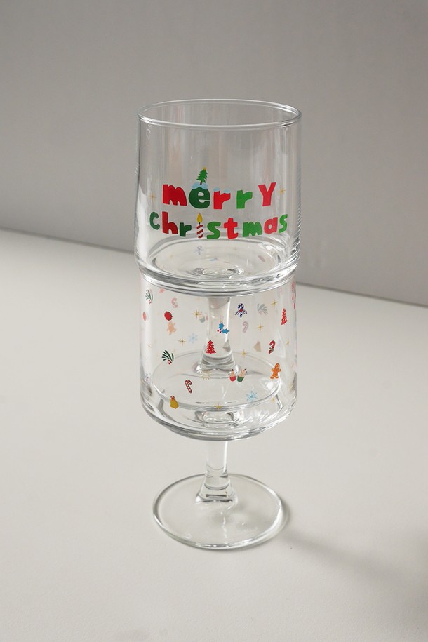 비크릴라(Vikrillla) 크리스마스 고블렛 2P 세트는 홈파티를 위한 250ml 용량의 와인잔/맥주잔 세트입니다. 크리스마스 분위기를 연출하는 특별한 패턴과 디자인이 돋보이며, 유리 소재로 제작되었습니다. 고블렛 형태로 제작되어 음료를 더욱 우아하게 즐길 수 있으며, 선물 패키지와 슬리브, 박스 포장으로 제공되어 선물용으로도 좋습니다. 제조 과정에서 림 부분의 줄무늬 또는 돌출, 기포, 주름/스크래치, 내부 바닥 기울기, 인쇄 부분 미세 스크래치 등이 발생할 수 있습니다. 공장 소독 과정으로 인한 뿌연 현상, 용량 편차가 있을 수 있습니다.
