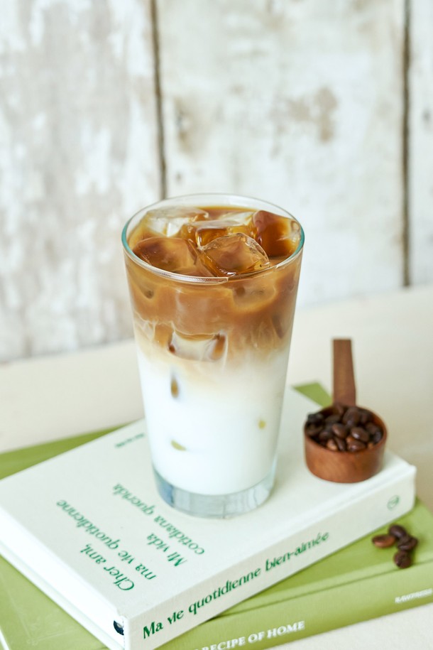 [비크릴라] 벨라구아 470ml 강화유리컵은 맥주 및 음료를 즐기기에 안성맞춤인 스타일리시 디자인의 투명 유리컵입니다. 일반 유리보다 5배 강화된 강화유리로 제작되어 내구성이 뛰어나며, 135도의 급격한 온도 변화에도 견딜 수 있습니다. 전자레인지와 식기세척기 사용이 가능하여 편리하며, 100% 재활용이 가능하여 친환경적입니다. 높이 145mm, 지름 85.5mm로, 곡선형 테두리가 돋보이는 세련된 디자인을 자랑합니다. 제조 공정상 바닥면이 완벽하게 평평하지 않을 수 있으며, 용량과 크기에 약간의 차이가 있을 수 있습니다.
