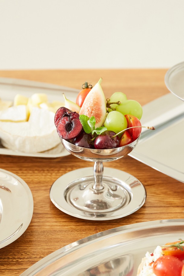 [모타] 모던 원형 코스터11은 심플하고 모던한 디자인의 스테인리스 스틸 코스터입니다. 실버 컬러의 무지 패턴으로, 어떤 컵이나 소품에도 잘 어울립니다. 컵받침, 와인병받침, 앞접시, 소품받침 등 다목적으로 활용 가능하며, 컵 흔적 방지 기능으로 실용성을 더했습니다. 위생적이고 내구성이 뛰어나 오랫동안 사용할 수 있으며, 테이블웨어 액세서리로 고급스러운 분위기를 연출합니다.
