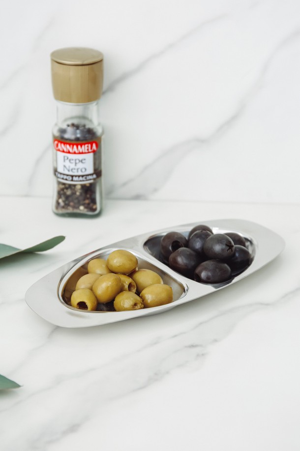 **[모타] 더블 스몰 디쉬**는 위생적이고 내구성이 뛰어난 스테인리스스틸 소재의 실버 색상 디쉬입니다. 2단 분할, 광택 마감, 심플한 디자인의 직사각형 형태로, 올리브, 견과류, 버터, 잼, 스낵 등을 고급스럽게 서빙할 수 있습니다. 분리 수납 및 코스터 활용이 가능하여 실용성을 더한 스몰 사이즈 디쉬입니다.
