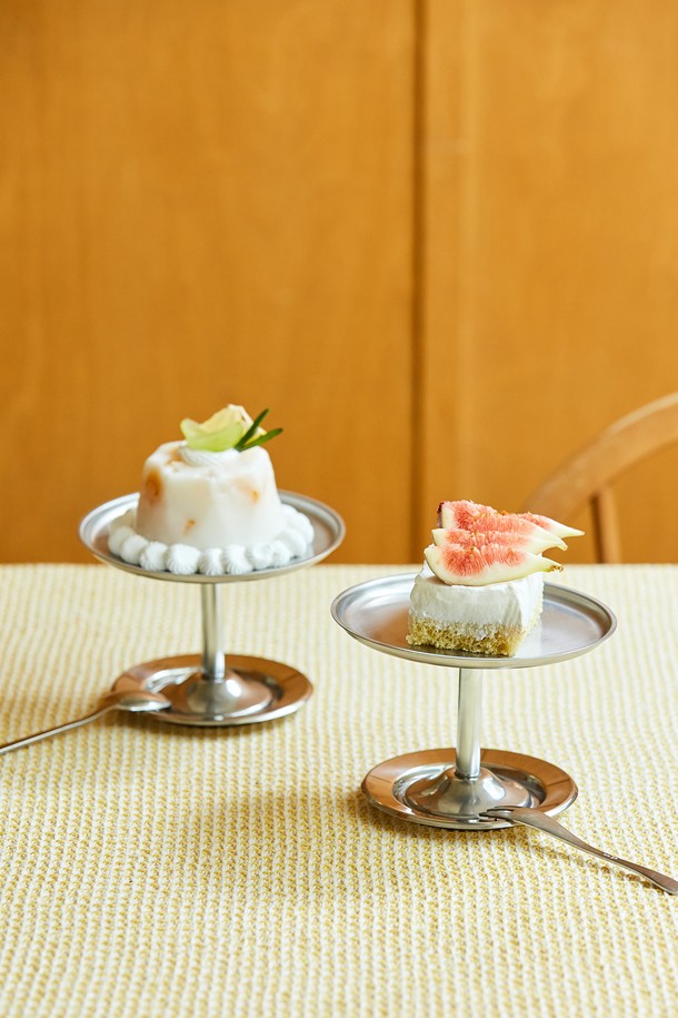 [모타] 디저트 스탠드 15는 심플하고 모던한 디자인의 미디엄 사이즈 디저트 스탠드입니다. 스테인리스스틸 소재로 제작되어 내구성이 뛰어나며, 실버 컬러로 세련된 외관을 자랑합니다. 디저트 서빙, 파티, 카페 등 다양한 용도로 활용 가능하며, 컴팩트한 사이즈로 테이블 세팅을 더욱 돋보이게 합니다. 식기류와 호환성이 좋아 실용적이며, 미니멀한 스타일을 선호하는 분들께 적합합니다.
