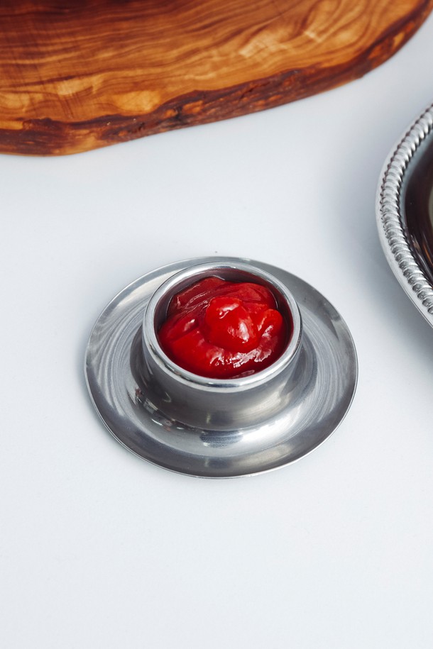 [모타] 모던 에그컵 / 에그스탠드는 고급 스테인리스 스틸 소재로 제작되어 내구성이 뛰어나고 관리가 용이합니다. 미니멀하고 모던한 디자인으로 어떤 식기에도 잘 어울리며, 식사용 또는 장식용으로 활용 가능합니다. 계란 받침뿐만 아니라 소스 홀더, 코스터 등으로 다용도로 사용할 수 있어 실용적입니다. 매끄러운 스테인리스 스틸 마감과 45mm의 아담한 사이즈로 세련된 식탁 연출을 돕습니다. 일상에서의 사용은 물론, 특별한 날의 식사에도 잘 어울리는 [모타] 모던 에그컵 / 에그스탠드입니다.
