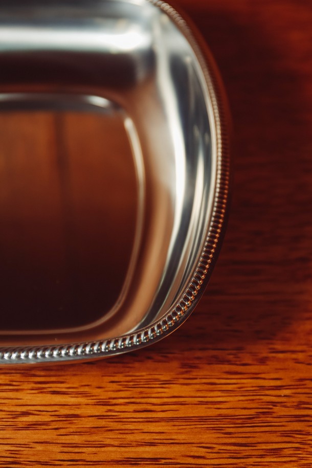 [모타] 산마르코 사각 바스켓 27은 스테인리스 스틸 (INOX 18/10) 소재로 제작되어 내구성과 위생성을 갖춘 제품입니다. 270mm 크기의 사각형 디자인은 광택 마감과 세련된 스타일을 더해 우아한 분위기를 연출합니다. 과일, 빵, 샐러드 등을 담거나, 일상용품 보관 및 테이블 데코레이션 용도로 활용 가능합니다. 18% 크롬과 10% 니켈을 함유했으며, 유리 또는 도자기와의 매칭이 용이합니다. 제조 과정상 미세한 스크래치가 있을 수 있습니다.
