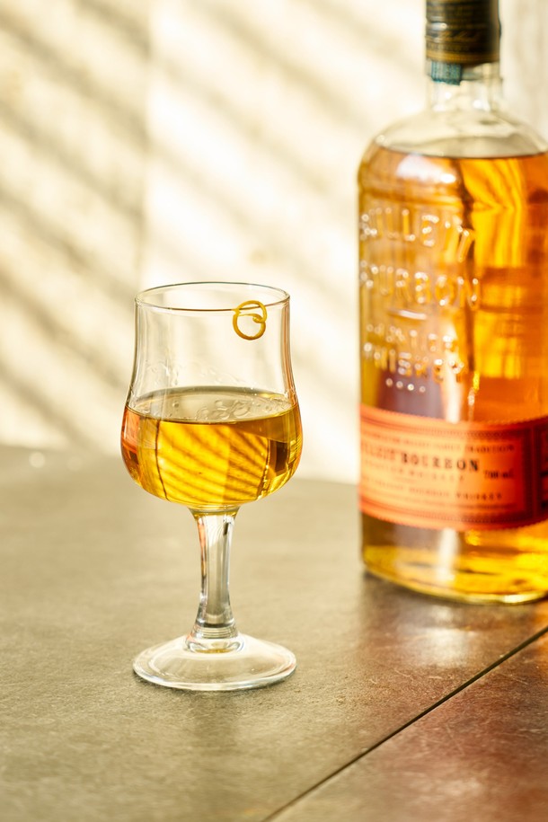 [비크릴라] 강화유리 와인잔 브레발 160ml는 와인, 위스키, 음료 등을 즐기기에 적합한 160ml 용량의 투명 와인잔입니다. 일반 유리보다 5배 강화된 강화유리 소재로 제작되어 내구성이 뛰어나며, 135℃ 온도차를 견디는 내열성을 갖춰 전자레인지와 식기세척기에서도 안심하고 사용할 수 있습니다. 하이볼 디자인과 곡선형 디자인으로 세련된 멋을 더하며, 경량화된 설계로 사용 편의성을 높였습니다.