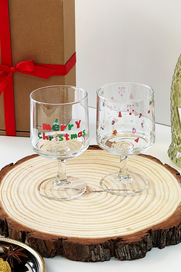 비크릴라(Vikrillla) 크리스마스 고블렛 2P 세트는 홈파티를 위한 250ml 용량의 와인잔/맥주잔 세트입니다. 크리스마스 분위기를 연출하는 특별한 패턴과 디자인이 돋보이며, 유리 소재로 제작되었습니다. 고블렛 형태로 제작되어 음료를 더욱 우아하게 즐길 수 있으며, 선물 패키지와 슬리브, 박스 포장으로 제공되어 선물용으로도 좋습니다. 제조 과정에서 림 부분의 줄무늬 또는 돌출, 기포, 주름/스크래치, 내부 바닥 기울기, 인쇄 부분 미세 스크래치 등이 발생할 수 있습니다. 공장 소독 과정으로 인한 뿌연 현상, 용량 편차가 있을 수 있습니다.
