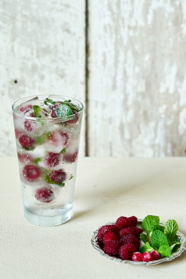 [비크릴라] 벨라구아 470ml 강화유리컵은 맥주 및 음료를 즐기기에 안성맞춤인 스타일리시 디자인의 투명 유리컵입니다. 일반 유리보다 5배 강화된 강화유리로 제작되어 내구성이 뛰어나며, 135도의 급격한 온도 변화에도 견딜 수 있습니다. 전자레인지와 식기세척기 사용이 가능하여 편리하며, 100% 재활용이 가능하여 친환경적입니다. 높이 145mm, 지름 85.5mm로, 곡선형 테두리가 돋보이는 세련된 디자인을 자랑합니다. 제조 공정상 바닥면이 완벽하게 평평하지 않을 수 있으며, 용량과 크기에 약간의 차이가 있을 수 있습니다.
