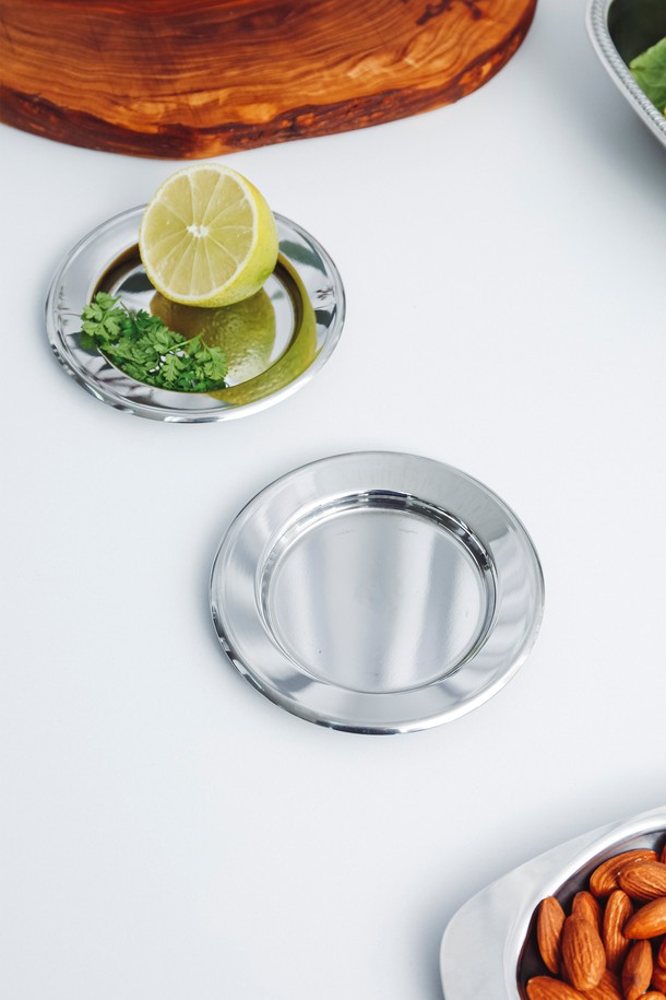 [모타] 모던 원형 코스터11은 심플하고 모던한 디자인의 스테인리스 스틸 코스터입니다. 실버 컬러의 무지 패턴으로, 어떤 컵이나 소품에도 잘 어울립니다. 컵받침, 와인병받침, 앞접시, 소품받침 등 다목적으로 활용 가능하며, 컵 흔적 방지 기능으로 실용성을 더했습니다. 위생적이고 내구성이 뛰어나 오랫동안 사용할 수 있으며, 테이블웨어 액세서리로 고급스러운 분위기를 연출합니다.
