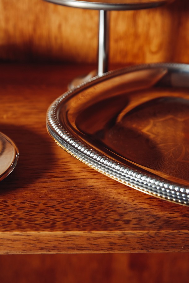 [모타] 산마르코 클래식 사각 접시 21은 에폭시 소재에 실버 색상으로 마감된 식기입니다. 클래식한 디자인과 테두리 장식이 특징이며, 무지 패턴으로 깔끔함을 더했습니다. 21cm 크기의 사각 형태는 다양한 음식을 담기에 적합합니다. 식기세척기 사용이 가능하여 편리하게 관리할 수 있습니다. 주방에 고급스러움을 더하는 산마르코 클래식 사각 접시 21을 만나보세요.
