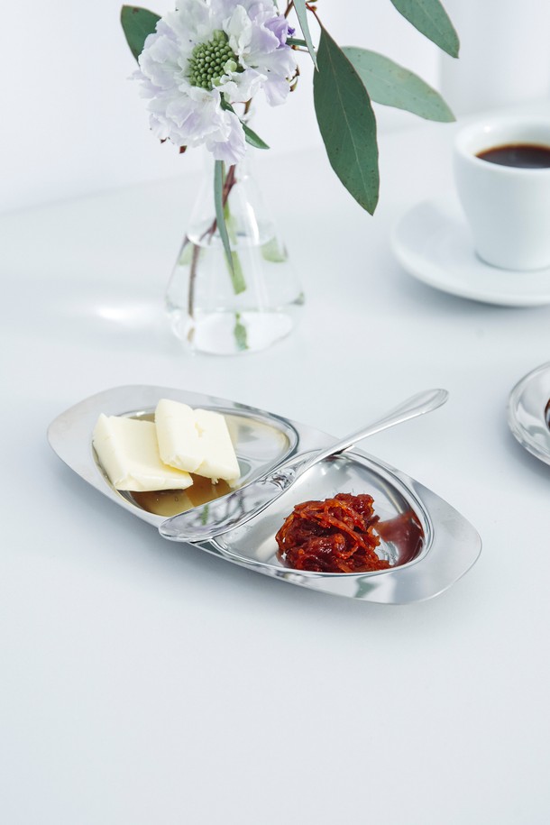 **[모타] 더블 스몰 디쉬**는 위생적이고 내구성이 뛰어난 스테인리스스틸 소재의 실버 색상 디쉬입니다. 2단 분할, 광택 마감, 심플한 디자인의 직사각형 형태로, 올리브, 견과류, 버터, 잼, 스낵 등을 고급스럽게 서빙할 수 있습니다. 분리 수납 및 코스터 활용이 가능하여 실용성을 더한 스몰 사이즈 디쉬입니다.
