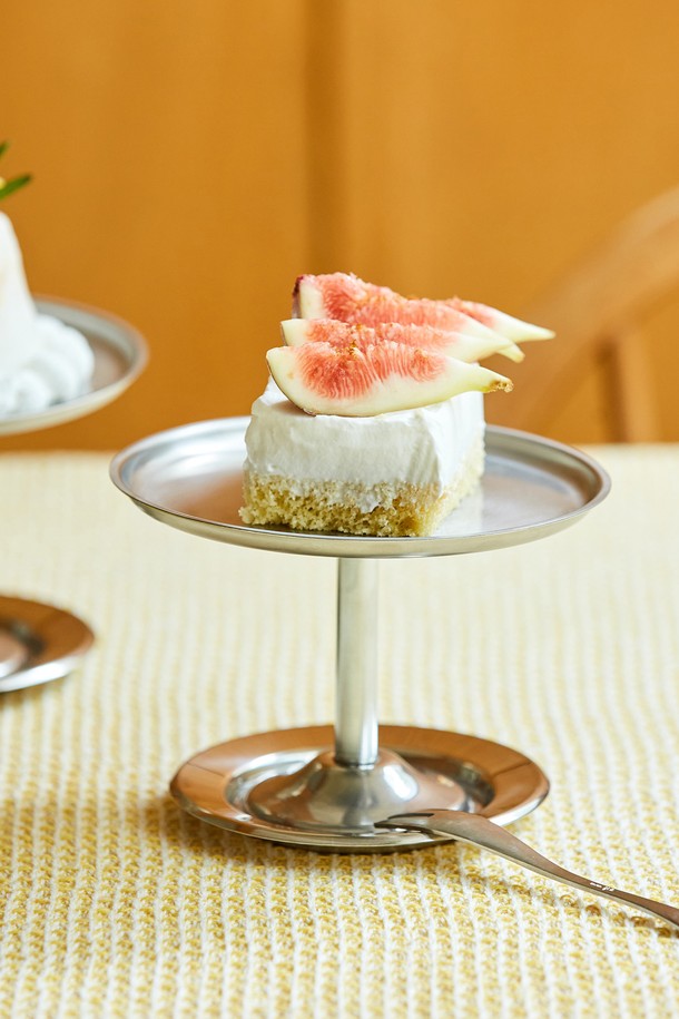 [모타] 디저트 스탠드 15는 심플하고 모던한 디자인의 미디엄 사이즈 디저트 스탠드입니다. 스테인리스스틸 소재로 제작되어 내구성이 뛰어나며, 실버 컬러로 세련된 외관을 자랑합니다. 디저트 서빙, 파티, 카페 등 다양한 용도로 활용 가능하며, 컴팩트한 사이즈로 테이블 세팅을 더욱 돋보이게 합니다. 식기류와 호환성이 좋아 실용적이며, 미니멀한 스타일을 선호하는 분들께 적합합니다.
