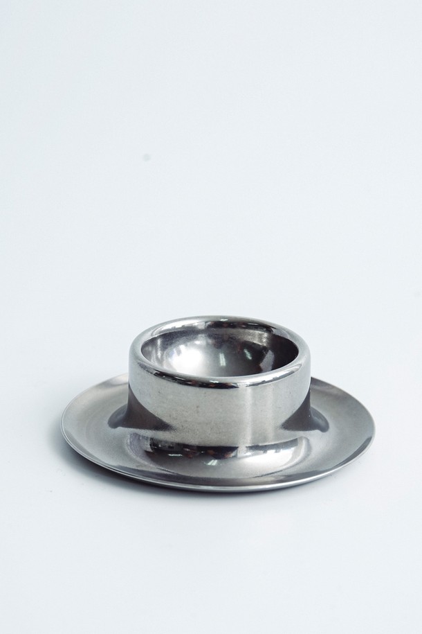 [모타] 모던 에그컵 / 에그스탠드는 고급 스테인리스 스틸 소재로 제작되어 내구성이 뛰어나고 관리가 용이합니다. 미니멀하고 모던한 디자인으로 어떤 식기에도 잘 어울리며, 식사용 또는 장식용으로 활용 가능합니다. 계란 받침뿐만 아니라 소스 홀더, 코스터 등으로 다용도로 사용할 수 있어 실용적입니다. 매끄러운 스테인리스 스틸 마감과 45mm의 아담한 사이즈로 세련된 식탁 연출을 돕습니다. 일상에서의 사용은 물론, 특별한 날의 식사에도 잘 어울리는 [모타] 모던 에그컵 / 에그스탠드입니다.
