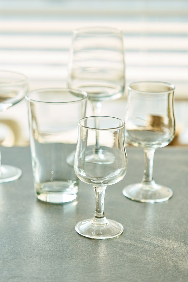 [비크릴라] 강화유리 와인잔 브레발 160ml는 와인, 위스키, 음료 등을 즐기기에 적합한 160ml 용량의 투명 와인잔입니다. 일반 유리보다 5배 강화된 강화유리 소재로 제작되어 내구성이 뛰어나며, 135℃ 온도차를 견디는 내열성을 갖춰 전자레인지와 식기세척기에서도 안심하고 사용할 수 있습니다. 하이볼 디자인과 곡선형 디자인으로 세련된 멋을 더하며, 경량화된 설계로 사용 편의성을 높였습니다.