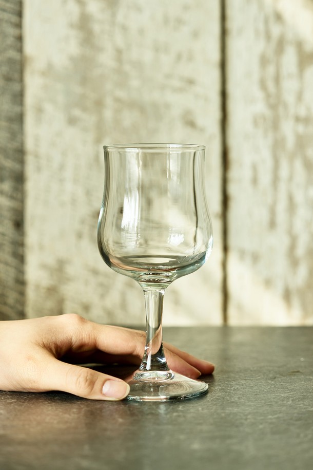 [비크릴라] 강화유리 와인잔 BREVAL 230ml는 일반 유리보다 5배 강화된 강화유리로 제작되어 내구성이 뛰어나며, 135도의 온도차를 견디는 내열성을 갖췄습니다. 곡선형 바디와 하단부 넓은 디자인, 고블렛 스타일로 와인, 위스키, 온음료, 냉음료 등 다양한 음료를 즐기기에 적합합니다. 전자레인지, 식기세척기 사용 및 적층 보관이 가능하며, 파손 시 작은 조각으로 분리되어 안전합니다.
