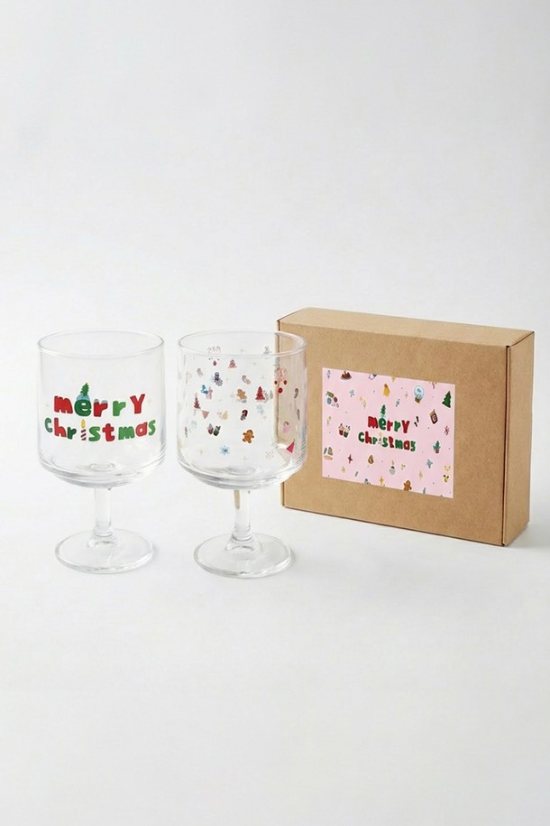 비크릴라(Bikrella) 크리스마스 고블렛 2P 세트는 홈파티나 음료를 즐기기에 적합한 200ml 용량의 와인잔/고블렛입니다. 크리스마스 캐릭터 패턴 무늬가 돋보이며, 유리 소재로 제작되었습니다. 림 부분의 줄곡이나 돌출, 기포 현상, 내부 바닥 기울기가 있을 수 있으며, 국제 표준 용량 및 규격 인증을 받았습니다. 와인, 맥주, 음료 등 다양한 음료를 담아 사용할 수 있으며, 본박스와 에어캡으로 포장되어 있습니다. 공장 소독 과정으로 인한 뿌연 현상이나 용량 편차가 있을 수 있습니다.
