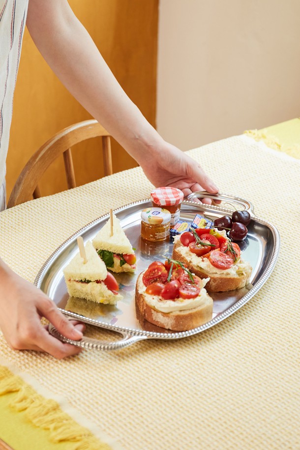 [모타] 산마르코 직사각 트레이 40은 고급스러운 분위기를 연출하는 스테인리스 소재의 트레이입니다. 매듭 모양 릴리프 디자인과 클래식한 스타일이 특징이며, 음식 서빙, 소품 진열, 앞접시 받침 등 다용도로 활용할 수 있습니다. 위생적이고 내구성이 우수하며, 안정적으로 사용할 수 있습니다. INOX 18/10 소재(18% 크롬, 10% 니켈)로 제작되어 견고하며, 유리 식기 및 도자기와도 조화롭게 어울립니다. 일상, 파티, 연회 등 다양한 상황에서 활용 가능합니다.
