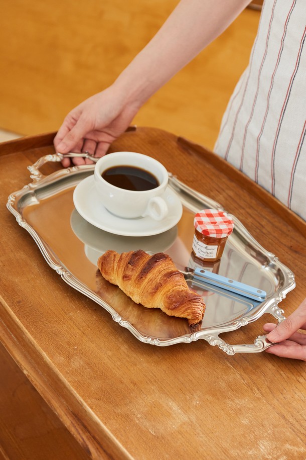 [모타] 바로크 핸들형 직사각 트레이 35는 에폭시 소재에 실버 색상으로 마감된 고급스러운 트레이입니다. 바로크 패턴과 직사각형 디자인이 특징이며, 35 사이즈로 제작되어 다양한 용도로 활용 가능합니다. 손잡이가 있어 서빙 시 편리하며, 인테리어 소품으로도 활용할 수 있습니다. 식기 서빙용으로 적합하여 테이블을 더욱 돋보이게 합니다.
