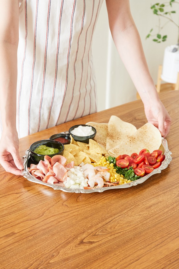 [모타] 바로크 타원형 트레이 47은 클래식하고 세련된 분위기를 연출하는 주방용품입니다. 스테인리스 소재로 제작되어 광택이 돋보이며, 47cm의 넉넉한 사이즈를 자랑합니다. 바로크풍 양각 무늬 디자인이 특징으로, 파티, 다이닝, 서빙 등 다양한 용도로 활용 가능합니다. 음식 담기, 테이블 장식, 소품 진열 등 다용도로 활용하여 테이블을 더욱 풍성하게 만들어 보세요. 다양한 식기와 매칭하여 개성 있는 테이블 세팅을 완성할 수 있습니다.
