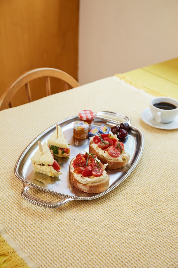 [모타] 산마르코 직사각 트레이 40은 고급스러운 분위기를 연출하는 스테인리스 소재의 트레이입니다. 매듭 모양 릴리프 디자인과 클래식한 스타일이 특징이며, 음식 서빙, 소품 진열, 앞접시 받침 등 다용도로 활용할 수 있습니다. 위생적이고 내구성이 우수하며, 안정적으로 사용할 수 있습니다. INOX 18/10 소재(18% 크롬, 10% 니켈)로 제작되어 견고하며, 유리 식기 및 도자기와도 조화롭게 어울립니다. 일상, 파티, 연회 등 다양한 상황에서 활용 가능합니다.
