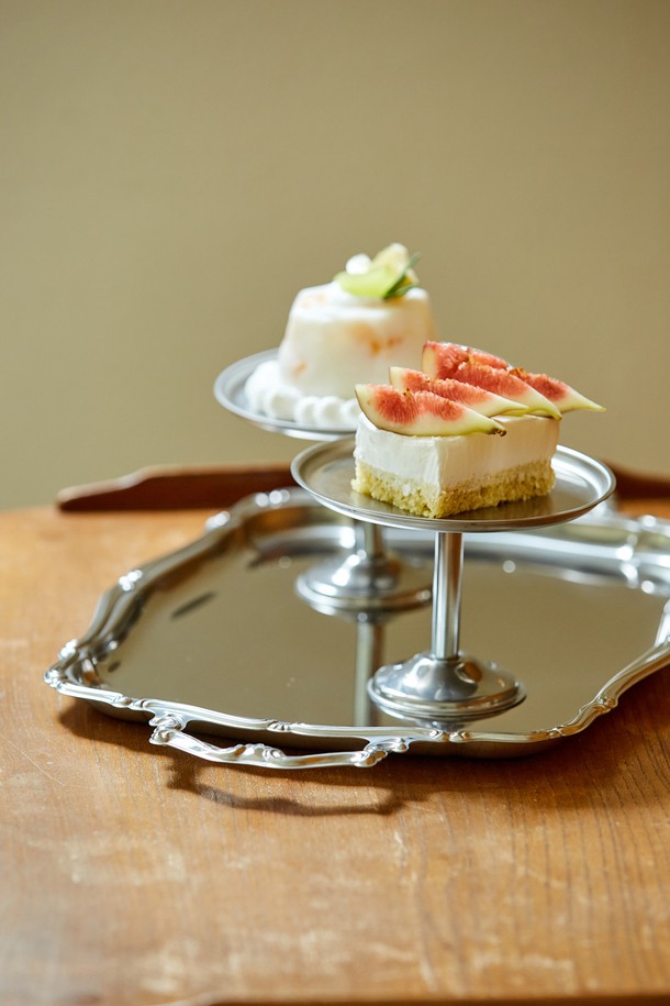 [모타] 바로크 핸들형 직사각 트레이 35는 에폭시 소재에 실버 색상으로 마감된 고급스러운 트레이입니다. 바로크 패턴과 직사각형 디자인이 특징이며, 35 사이즈로 제작되어 다양한 용도로 활용 가능합니다. 손잡이가 있어 서빙 시 편리하며, 인테리어 소품으로도 활용할 수 있습니다. 식기 서빙용으로 적합하여 테이블을 더욱 돋보이게 합니다.
