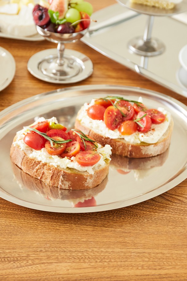 [모타] 모던 타원형 트레이35는 심플하고 깔끔한 디자인의 주방용품입니다. 음식 서빙, 파티 플레이팅, 또는 일상용품 진열에 활용하기 좋습니다. 스테인리스 소재로 제작되어 위생적이며 내구성이 뛰어나고 가벼운 무게감과 편안한 그립감을 제공합니다. 과일, 디저트, 핑거푸드 등을 서빙하는 다용도 트레이로, 식기나 유리/도자기와 조화롭게 매칭되어 테이블에 포인트를 더합니다.
