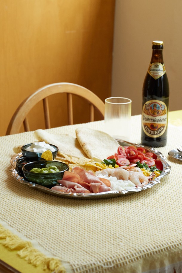 [모타] 바로크 타원형 트레이 47은 클래식하고 세련된 분위기를 연출하는 주방용품입니다. 스테인리스 소재로 제작되어 광택이 돋보이며, 47cm의 넉넉한 사이즈를 자랑합니다. 바로크풍 양각 무늬 디자인이 특징으로, 파티, 다이닝, 서빙 등 다양한 용도로 활용 가능합니다. 음식 담기, 테이블 장식, 소품 진열 등 다용도로 활용하여 테이블을 더욱 풍성하게 만들어 보세요. 다양한 식기와 매칭하여 개성 있는 테이블 세팅을 완성할 수 있습니다.
