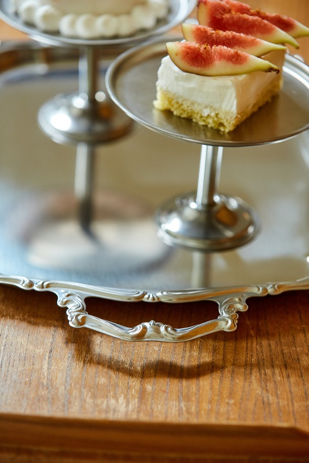 [모타] 바로크 핸들형 직사각 트레이 35는 에폭시 소재에 실버 색상으로 마감된 고급스러운 트레이입니다. 바로크 패턴과 직사각형 디자인이 특징이며, 35 사이즈로 제작되어 다양한 용도로 활용 가능합니다. 손잡이가 있어 서빙 시 편리하며, 인테리어 소품으로도 활용할 수 있습니다. 식기 서빙용으로 적합하여 테이블을 더욱 돋보이게 합니다.
