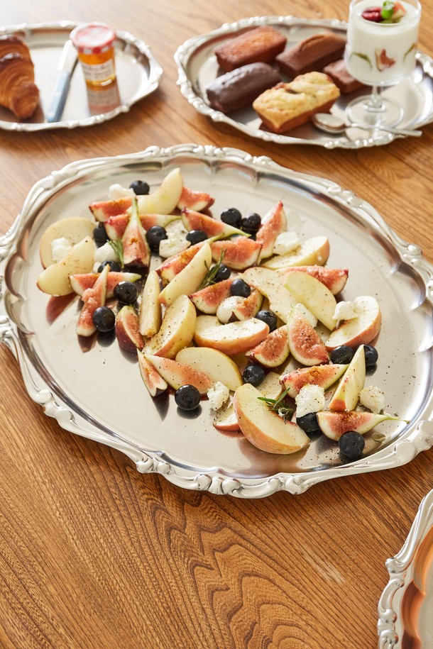 [모타] 바로크 타원형 트레이 47은 클래식하고 세련된 분위기를 연출하는 주방용품입니다. 스테인리스 소재로 제작되어 광택이 돋보이며, 47cm의 넉넉한 사이즈를 자랑합니다. 바로크풍 양각 무늬 디자인이 특징으로, 파티, 다이닝, 서빙 등 다양한 용도로 활용 가능합니다. 음식 담기, 테이블 장식, 소품 진열 등 다용도로 활용하여 테이블을 더욱 풍성하게 만들어 보세요. 다양한 식기와 매칭하여 개성 있는 테이블 세팅을 완성할 수 있습니다.
