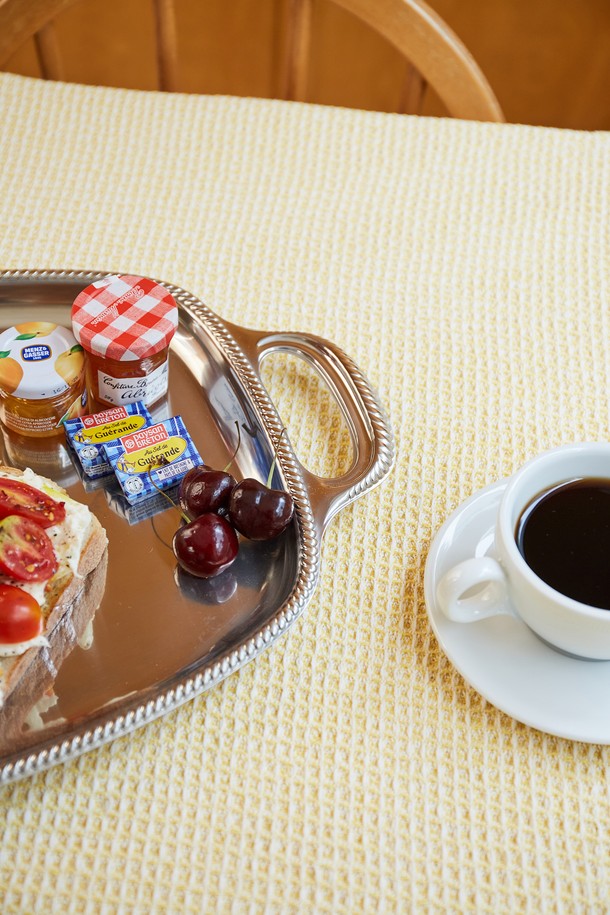 [모타] 산마르코 직사각 트레이 40은 고급스러운 분위기를 연출하는 스테인리스 소재의 트레이입니다. 매듭 모양 릴리프 디자인과 클래식한 스타일이 특징이며, 음식 서빙, 소품 진열, 앞접시 받침 등 다용도로 활용할 수 있습니다. 위생적이고 내구성이 우수하며, 안정적으로 사용할 수 있습니다. INOX 18/10 소재(18% 크롬, 10% 니켈)로 제작되어 견고하며, 유리 식기 및 도자기와도 조화롭게 어울립니다. 일상, 파티, 연회 등 다양한 상황에서 활용 가능합니다.
