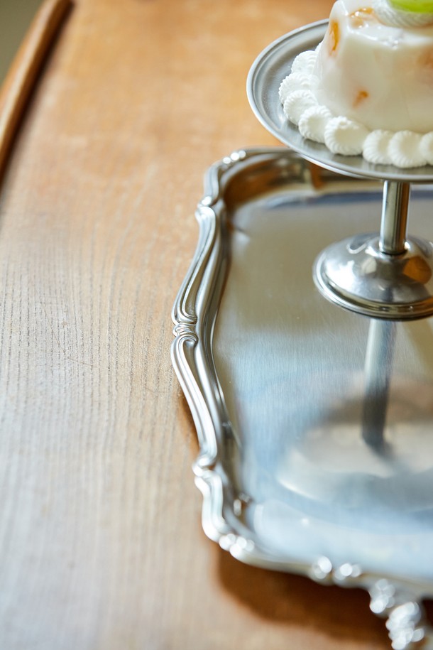 [모타] 바로크 핸들형 직사각 트레이 35는 에폭시 소재에 실버 색상으로 마감된 고급스러운 트레이입니다. 바로크 패턴과 직사각형 디자인이 특징이며, 35 사이즈로 제작되어 다양한 용도로 활용 가능합니다. 손잡이가 있어 서빙 시 편리하며, 인테리어 소품으로도 활용할 수 있습니다. 식기 서빙용으로 적합하여 테이블을 더욱 돋보이게 합니다.
