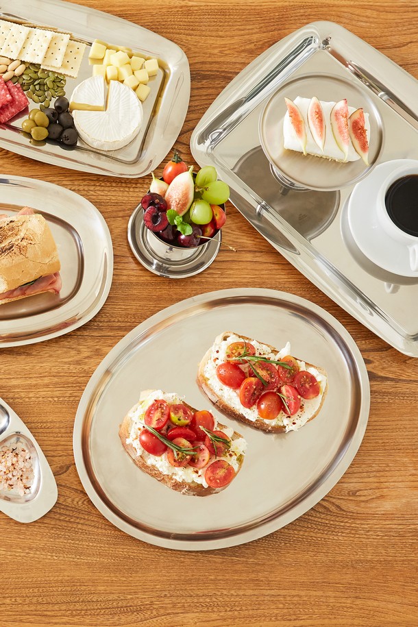 [모타] 모던 타원형 트레이35는 심플하고 깔끔한 디자인의 주방용품입니다. 음식 서빙, 파티 플레이팅, 또는 일상용품 진열에 활용하기 좋습니다. 스테인리스 소재로 제작되어 위생적이며 내구성이 뛰어나고 가벼운 무게감과 편안한 그립감을 제공합니다. 과일, 디저트, 핑거푸드 등을 서빙하는 다용도 트레이로, 식기나 유리/도자기와 조화롭게 매칭되어 테이블에 포인트를 더합니다.
