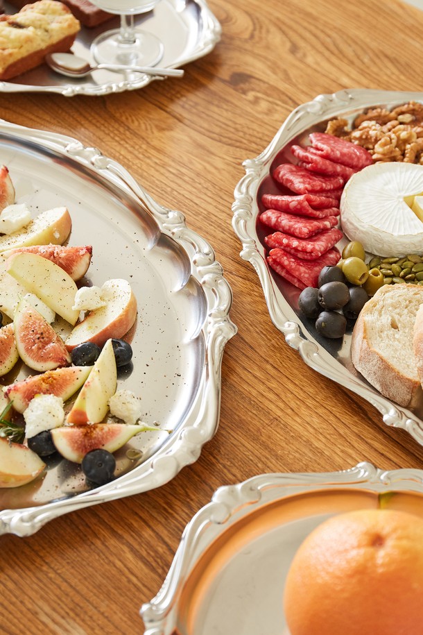 [모타] 바로크 타원형 트레이 47은 클래식하고 세련된 분위기를 연출하는 주방용품입니다. 스테인리스 소재로 제작되어 광택이 돋보이며, 47cm의 넉넉한 사이즈를 자랑합니다. 바로크풍 양각 무늬 디자인이 특징으로, 파티, 다이닝, 서빙 등 다양한 용도로 활용 가능합니다. 음식 담기, 테이블 장식, 소품 진열 등 다용도로 활용하여 테이블을 더욱 풍성하게 만들어 보세요. 다양한 식기와 매칭하여 개성 있는 테이블 세팅을 완성할 수 있습니다.
