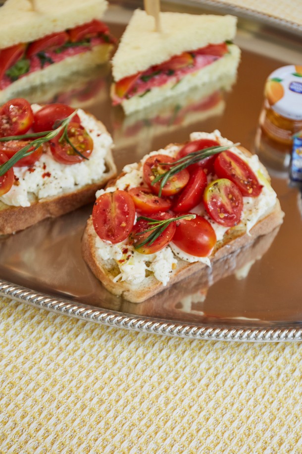 [모타] 산마르코 직사각 트레이 40은 고급스러운 분위기를 연출하는 스테인리스 소재의 트레이입니다. 매듭 모양 릴리프 디자인과 클래식한 스타일이 특징이며, 음식 서빙, 소품 진열, 앞접시 받침 등 다용도로 활용할 수 있습니다. 위생적이고 내구성이 우수하며, 안정적으로 사용할 수 있습니다. INOX 18/10 소재(18% 크롬, 10% 니켈)로 제작되어 견고하며, 유리 식기 및 도자기와도 조화롭게 어울립니다. 일상, 파티, 연회 등 다양한 상황에서 활용 가능합니다.
