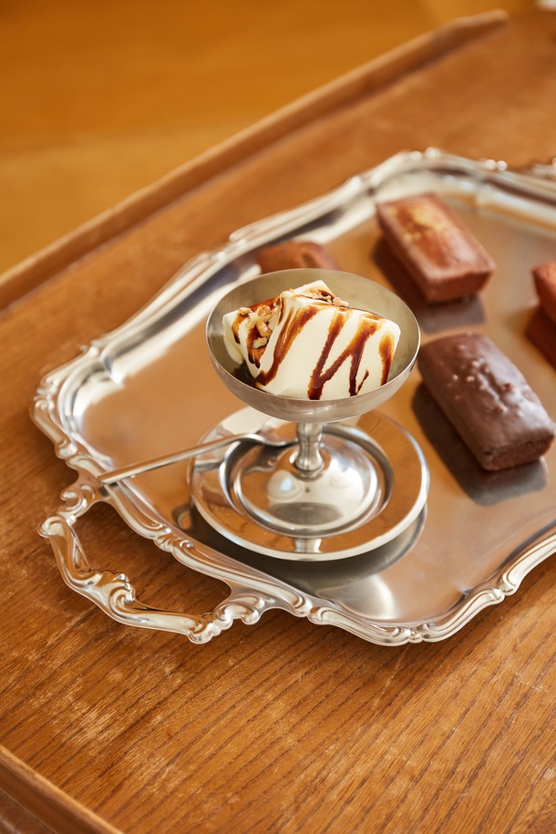 [모타] 바로크 핸들형 직사각 트레이 35는 에폭시 소재에 실버 색상으로 마감된 고급스러운 트레이입니다. 바로크 패턴과 직사각형 디자인이 특징이며, 35 사이즈로 제작되어 다양한 용도로 활용 가능합니다. 손잡이가 있어 서빙 시 편리하며, 인테리어 소품으로도 활용할 수 있습니다. 식기 서빙용으로 적합하여 테이블을 더욱 돋보이게 합니다.
