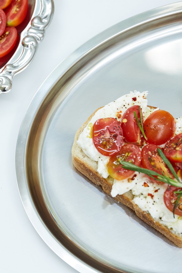 [모타] 모던 타원형 트레이35는 심플하고 깔끔한 디자인의 주방용품입니다. 음식 서빙, 파티 플레이팅, 또는 일상용품 진열에 활용하기 좋습니다. 스테인리스 소재로 제작되어 위생적이며 내구성이 뛰어나고 가벼운 무게감과 편안한 그립감을 제공합니다. 과일, 디저트, 핑거푸드 등을 서빙하는 다용도 트레이로, 식기나 유리/도자기와 조화롭게 매칭되어 테이블에 포인트를 더합니다.
