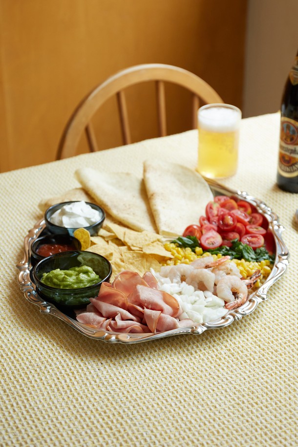 [모타] 바로크 타원형 트레이 47은 클래식하고 세련된 분위기를 연출하는 주방용품입니다. 스테인리스 소재로 제작되어 광택이 돋보이며, 47cm의 넉넉한 사이즈를 자랑합니다. 바로크풍 양각 무늬 디자인이 특징으로, 파티, 다이닝, 서빙 등 다양한 용도로 활용 가능합니다. 음식 담기, 테이블 장식, 소품 진열 등 다용도로 활용하여 테이블을 더욱 풍성하게 만들어 보세요. 다양한 식기와 매칭하여 개성 있는 테이블 세팅을 완성할 수 있습니다.
