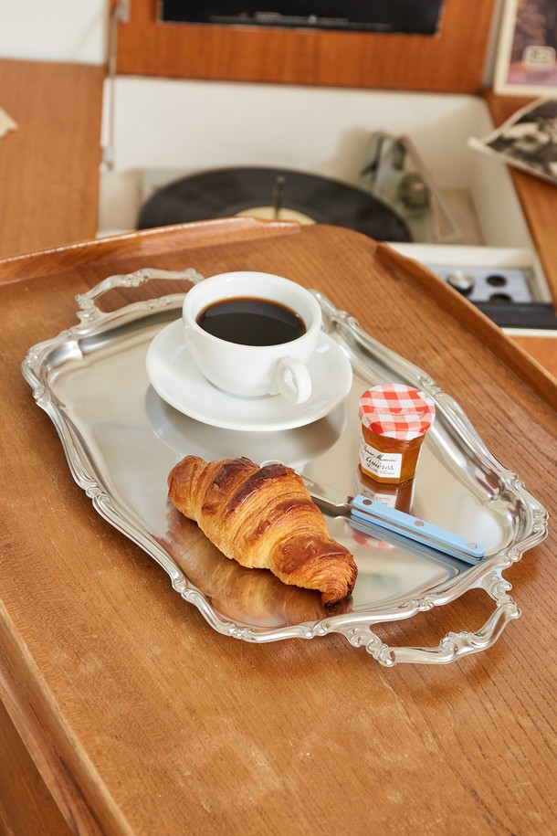 [모타] 바로크 핸들형 직사각 트레이 35는 에폭시 소재에 실버 색상으로 마감된 고급스러운 트레이입니다. 바로크 패턴과 직사각형 디자인이 특징이며, 35 사이즈로 제작되어 다양한 용도로 활용 가능합니다. 손잡이가 있어 서빙 시 편리하며, 인테리어 소품으로도 활용할 수 있습니다. 식기 서빙용으로 적합하여 테이블을 더욱 돋보이게 합니다.
